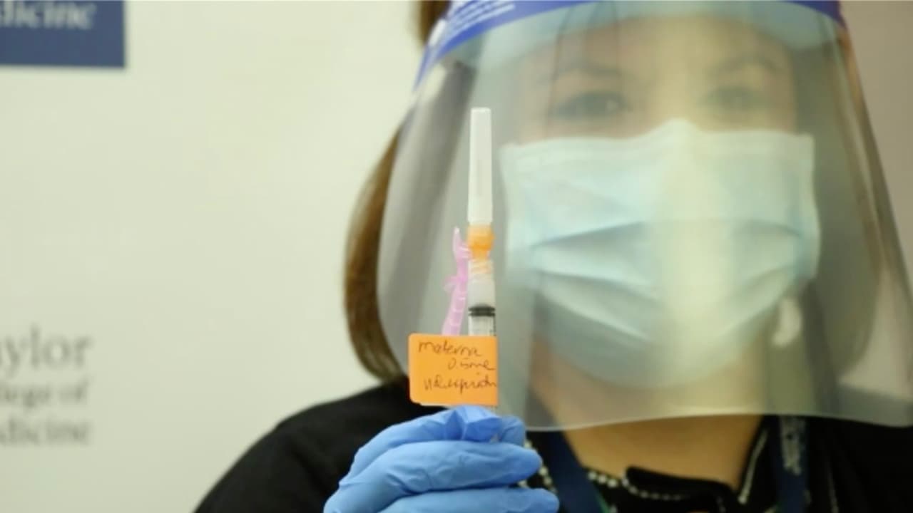 Los médicos han escuchado raras razones de parte de las personas que no se quieren 
<a href="https://www.univision.com/local/houston-kxln/coronavirus-sarah-beam-pruebas-deteccion-maestra-cfisd-sospechosa-apoyo-houston-texas">vacunar</a>, como ficciones que solo ocurren en las películas.