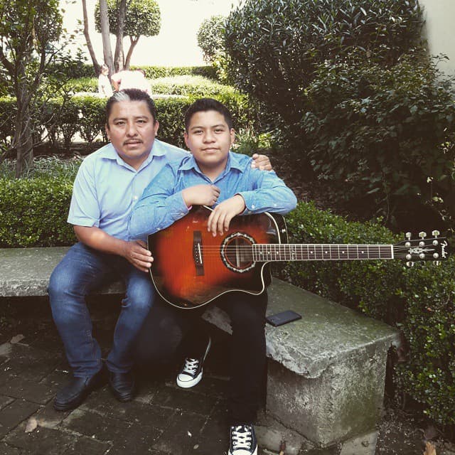 Romero sigue involucrado en el mundo de la música y, en ocasiones, presume su gran talento con interpretaciones de algunas melodías.