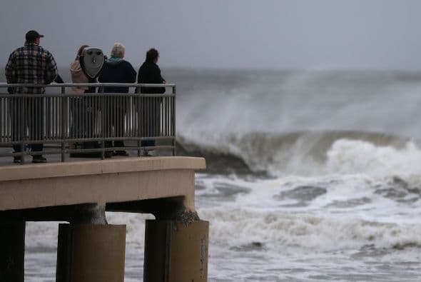 Pero lo peor se espera a finales del lunes y primeras horas del martes a lo largo de la costa noreste estadounidense donde se ha declarado el estado de emergencia y los residentes se preparan para inundaciones y cortes de luz que pueden afectar a millones de personas y prolongarse durante días.