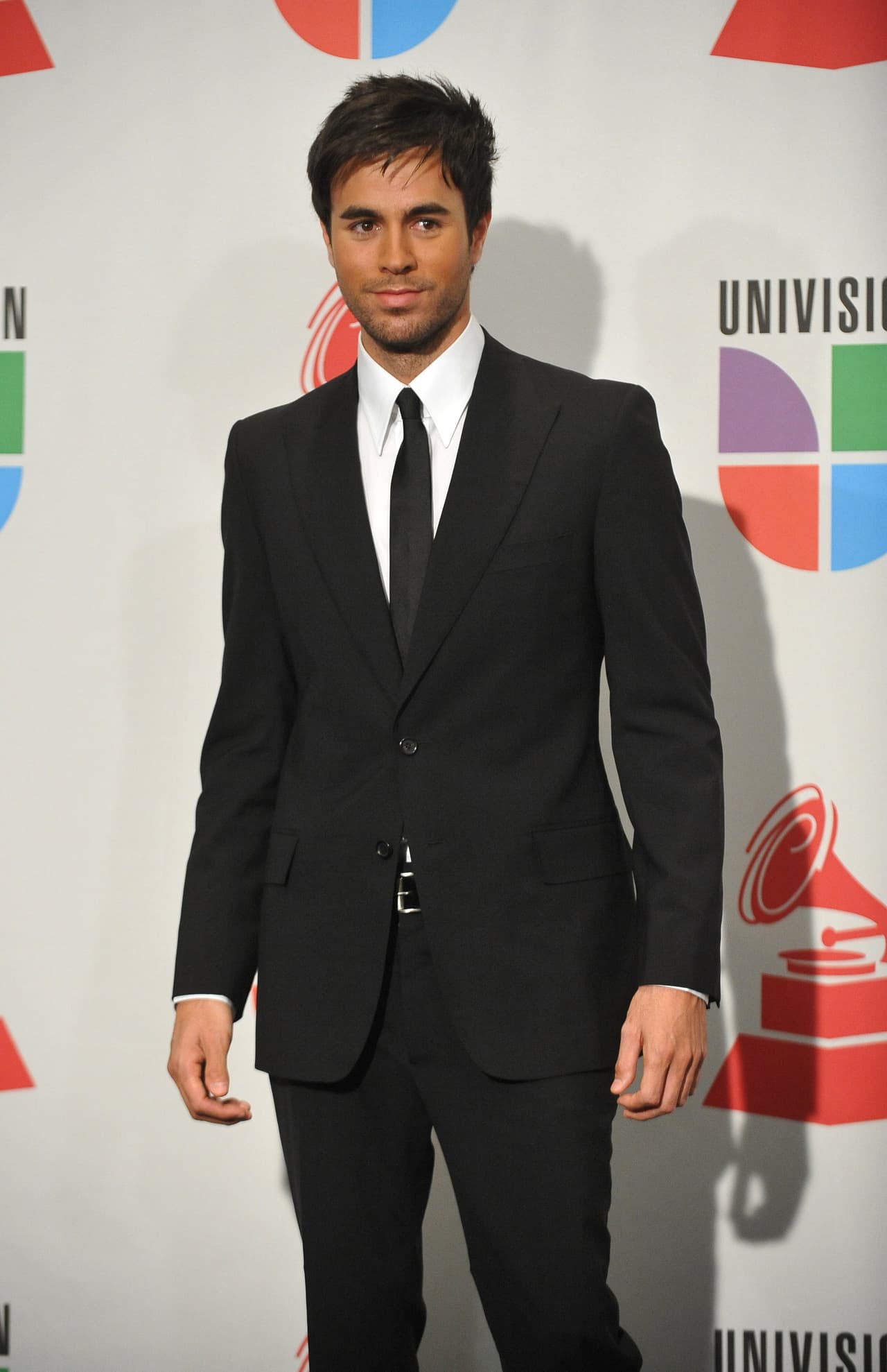 Enrique Iglesias fue el galán de galanes en 2009. El negro fue su color preferido para deslumbrar esa noche.