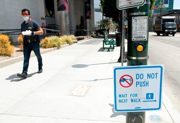 Si vas a un corto paseo por tu vecindario notarás señales como esta en los semáforos. Sí, ya es una práctica recomendada no tocar el botón para activar el paso en muchas esquinas de California.
<br>