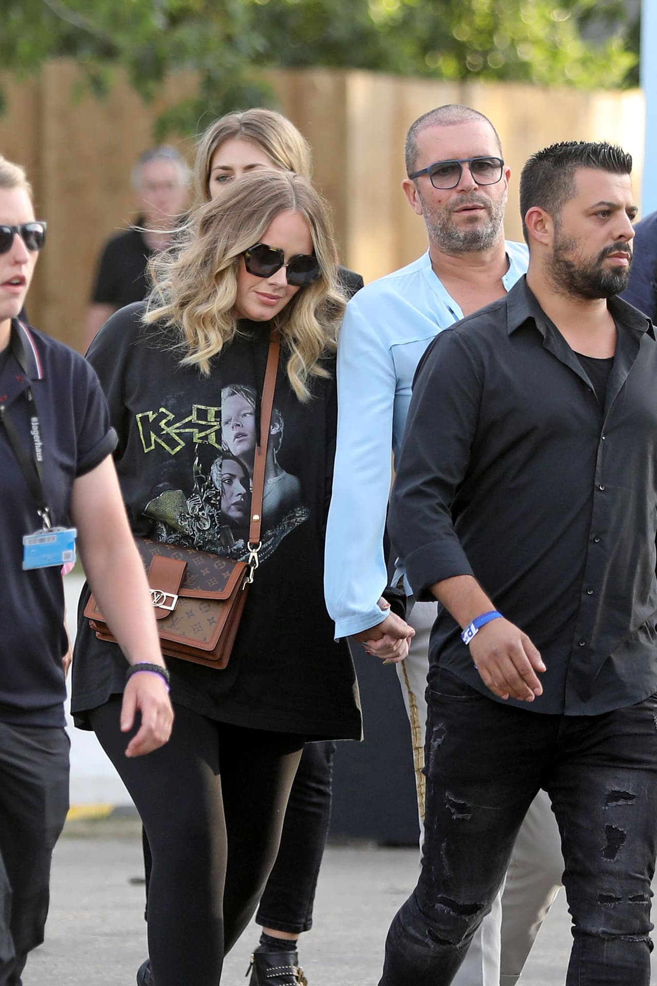 La cantante dio las primeras señales de que estaba cuidando mejor su salud y ejercitándose meses después de que confirmara 
<b><a href="https://www.univision.com/famosos/adele-anuncia-que-se-separa-de-su-esposo-luego-de-mantener-una-relacion-durante-siete-anos-fotos">su separación de Simon Konecki</a></b>, con quien procreó a su hijo Angelo en 2012.