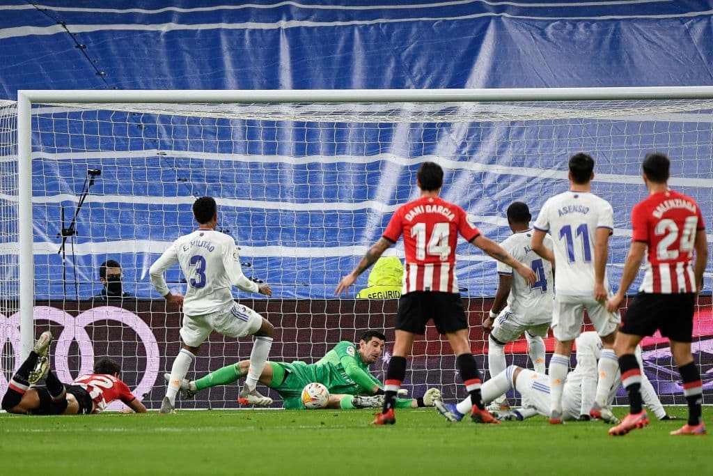 Real madrid no se quiere despegar de la cima de la tabla y le pegan 1-0 al Athletic Club con gol de Karim Benzema.