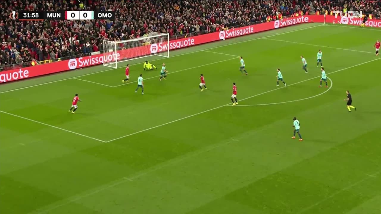 ¡CERCA! Casemiro disparó que se estrella en el poste.