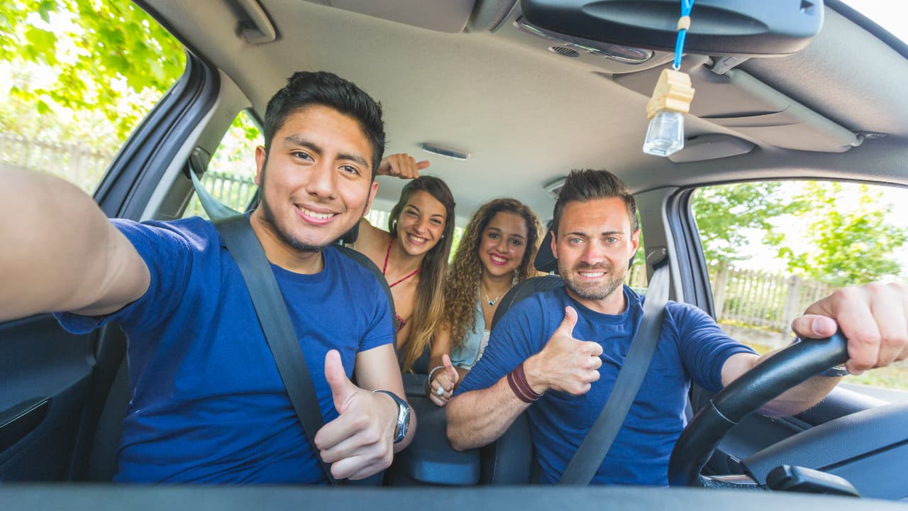 La elección de un auto para un joven debe estar centrada en la seguridad y sin olvidar que los accidentes automovilísticos con la principal causa de muerte entre los chicos de 14 a 18 años. De acuerdo con la Administración Nacional de Seguridad del Tráfico en las Carreteras (NHTSA, por sus siglas en inglés), la mitad de los jóvenes involucrados en un percance de este tipo muere.
<br>A veces no es fácil encontrar el mejor equilibrio entre costo y seguridad, por eso presentamos este conteo basado en Consumer Reports y considerando la confiabilidad y seguridad de cada marca. Podrás ver autos chicos y medianos, así como algún crossover y pequeña camioneta, fáciles de manejar para los jóvenes aprendices.