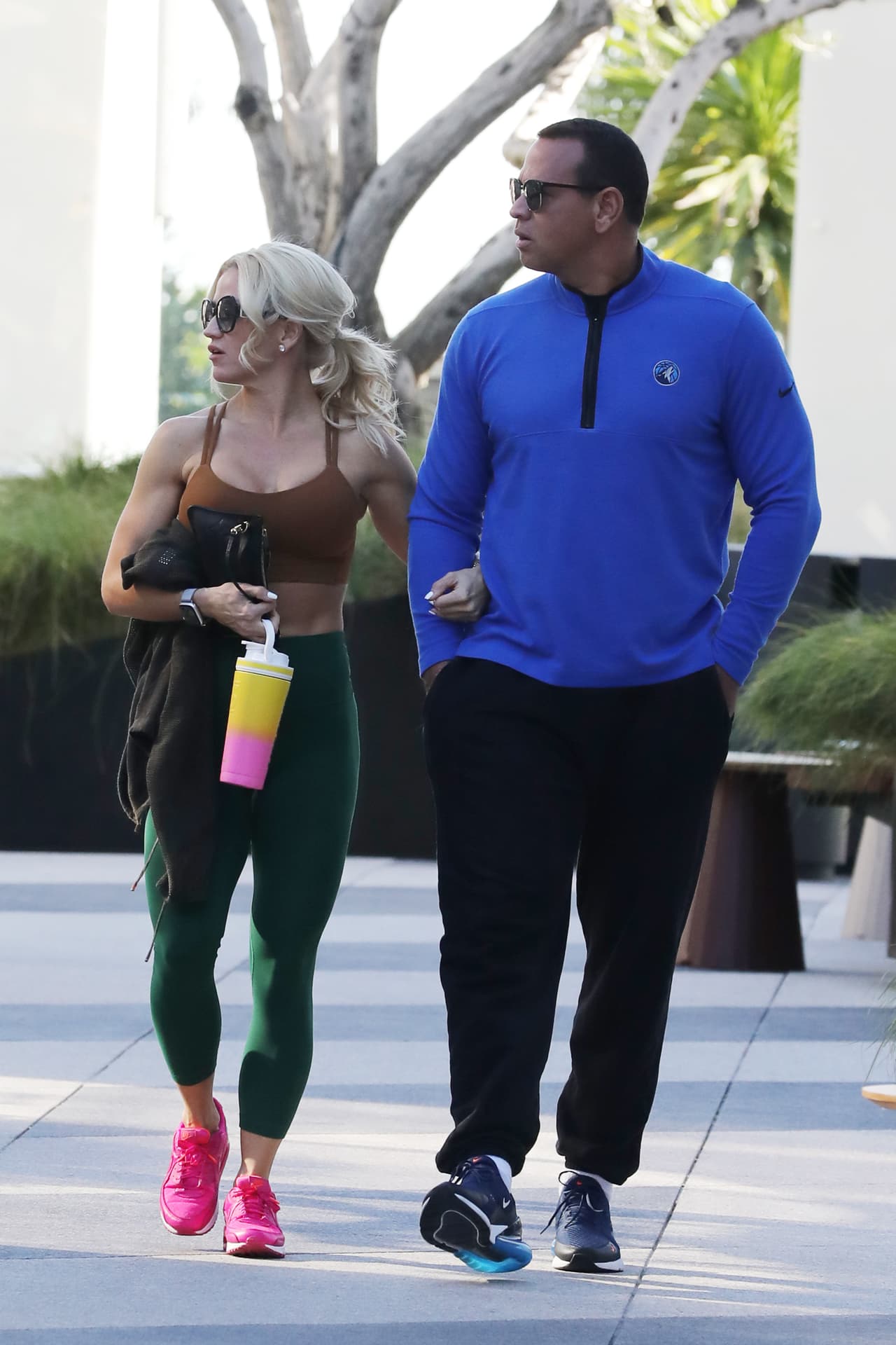 El exbeisbolista y la gurú del fitness vestían ropa deportiva y lentes oscuros.
<br>