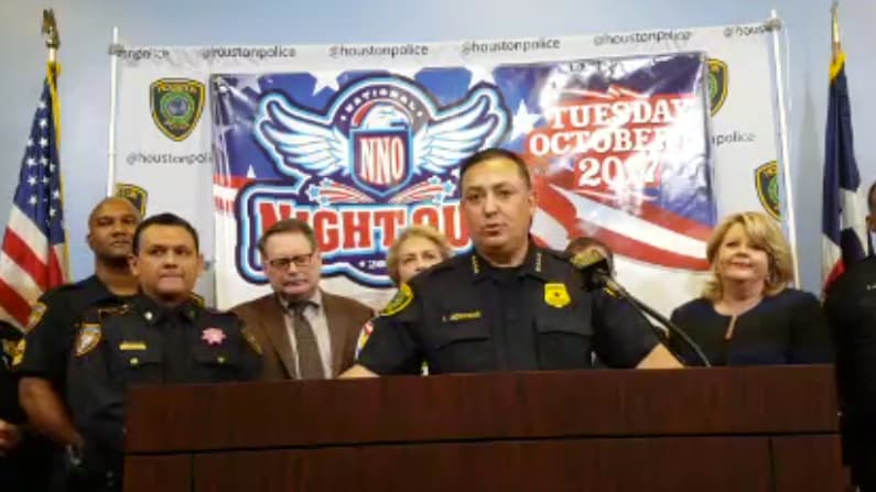 Tiroteo en Las Vegas: jefe de policía de Houston cuestiona a legisladores que buscan suavizar leyes de control de armas