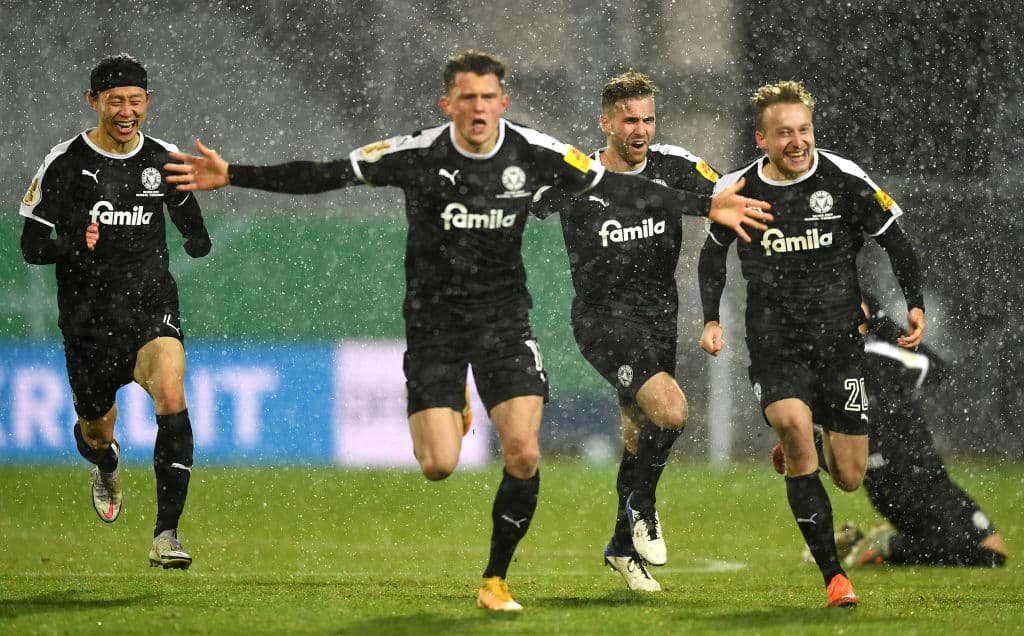 Gnabry (14’) abrió el marcador, Bartels (37’) emparejó los cartones y Sané (47’) recuperaba la ventaja. En el último suspiro del juego apareció Wahl (90+5’) y el partido se volvía a empatar. Ya en la ronda de penales, KSV Holstein se impuso 6-5 para avanzar en la justa y dejar en el camino al gigante bávaro.