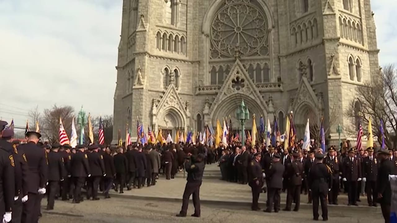 Familiares, la fuerza policial de Newark y
<b> la comunidad en general se reunieron en la Catedral del Sagrado Corazón</b> para el último adiós.
<br>