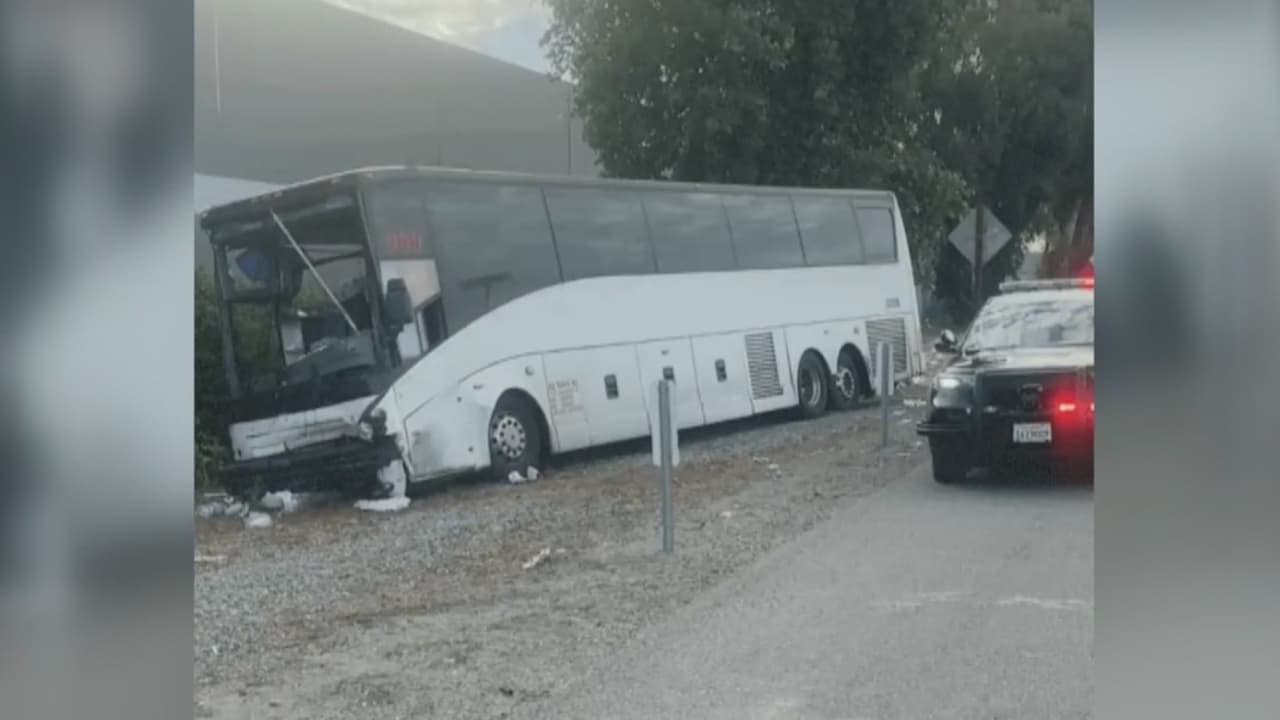 Autobús con 63 turistas choca contra una camioneta en Hacienda Heights: hay un muerto y varios heridos