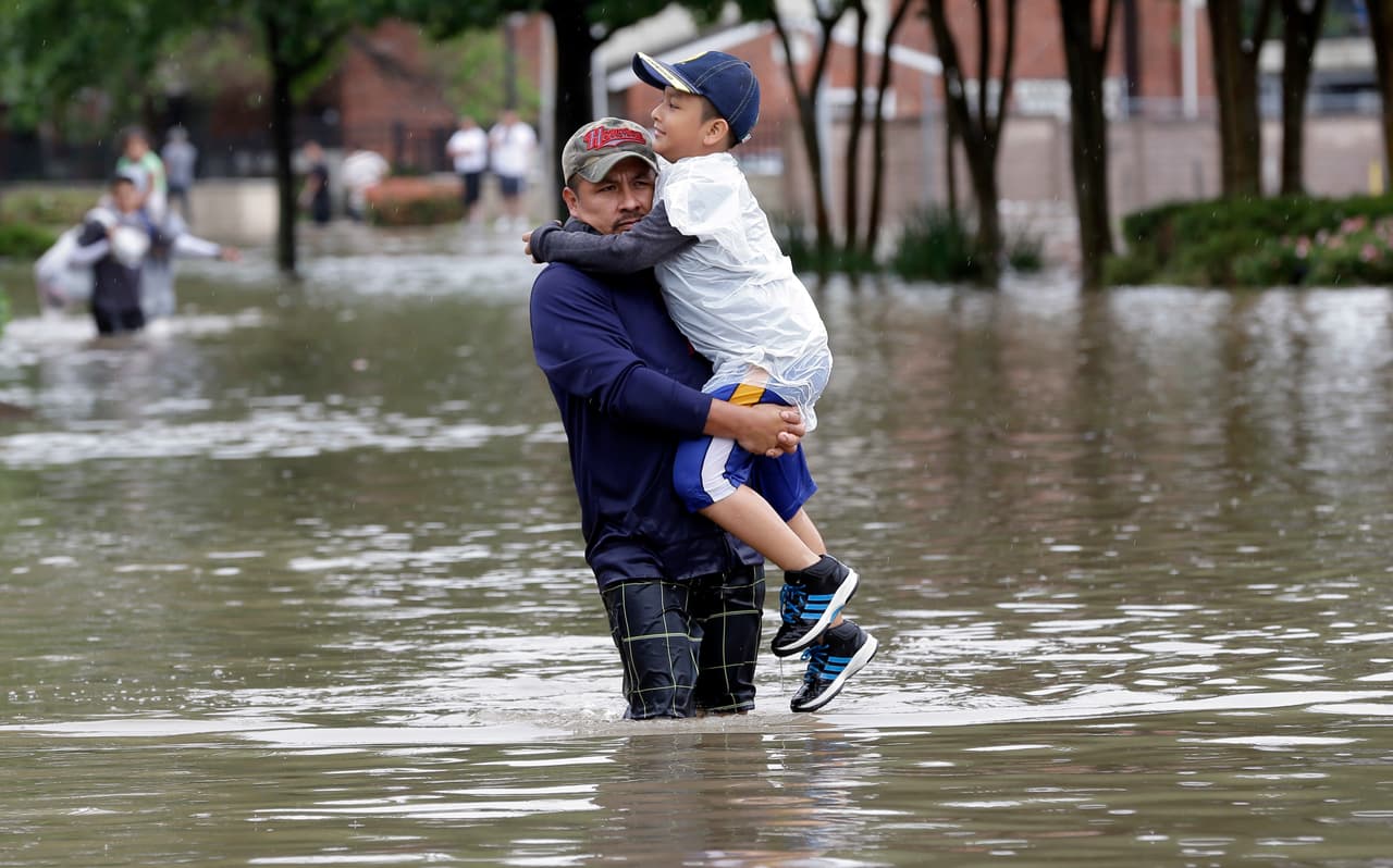 <b>Inundaciones en Houston </b>(del 17 al 18 de abril de 2016). Se registraron más de 1,800 rescates y 
<b>ocho muertes</b> luego de fuertes lluvias que dejaron hasta 17 pulgadas de agua. En la imagen, Juan Tadoro carga a su hijo mientras evacúa su complejo de apartamentos en el área de Houston. 
<b>Costo estimado:</b> 2,900 millones de dólares.