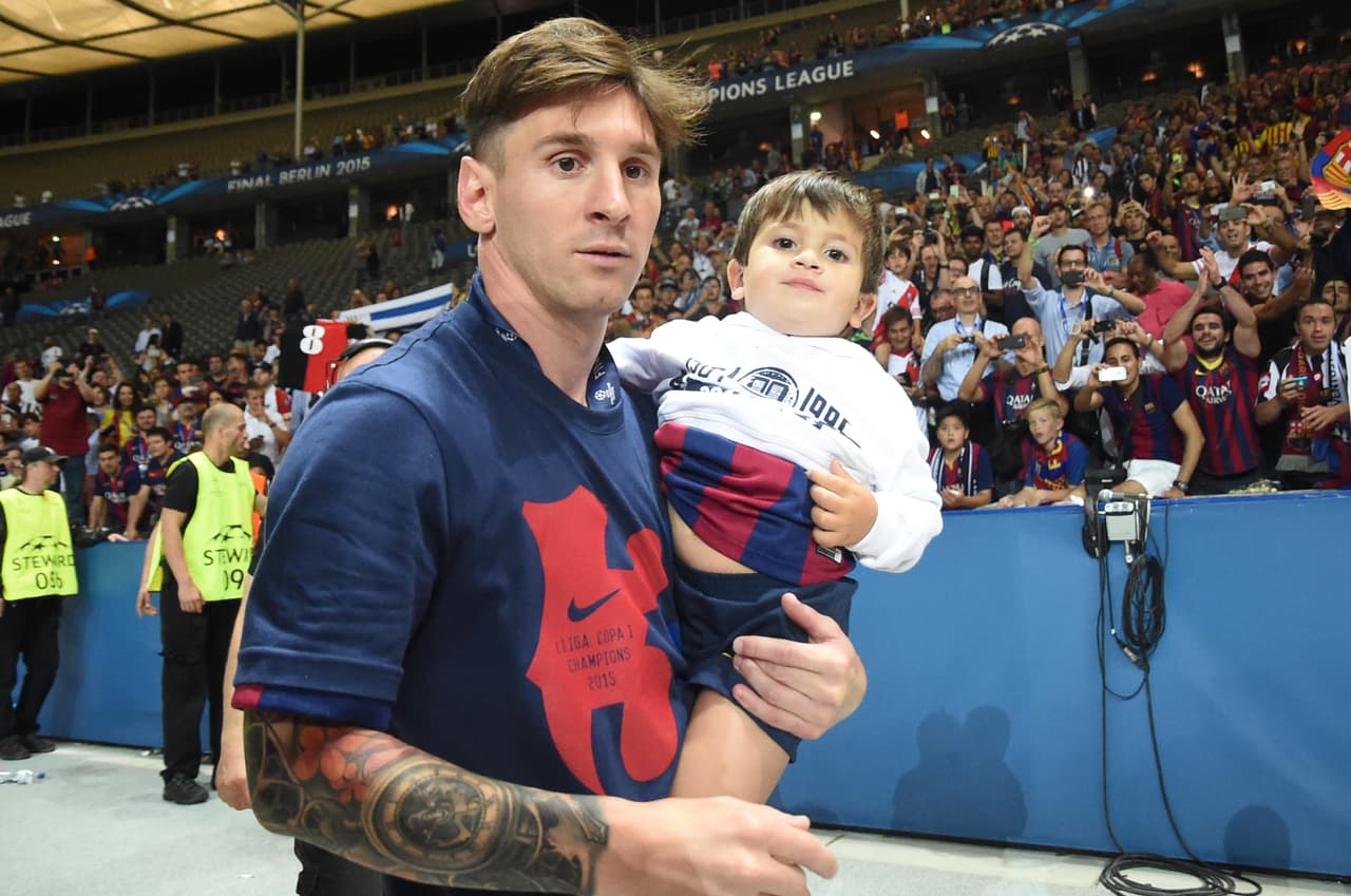 Messi tomó en sus brazos a su hijo para celebrar la victoria del Barcelona.