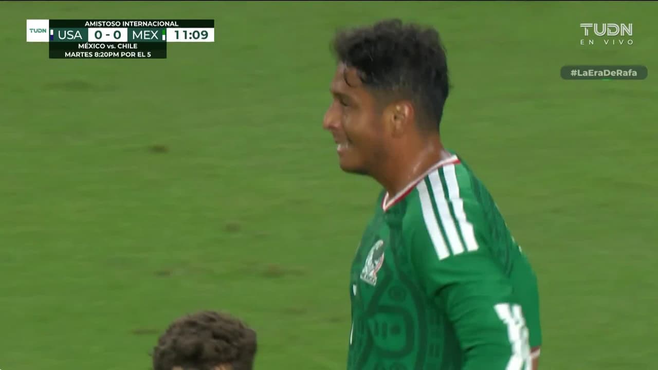 ¡La tuvo Romo! Tiki Taka del Tri con disparo que termina en las nubes