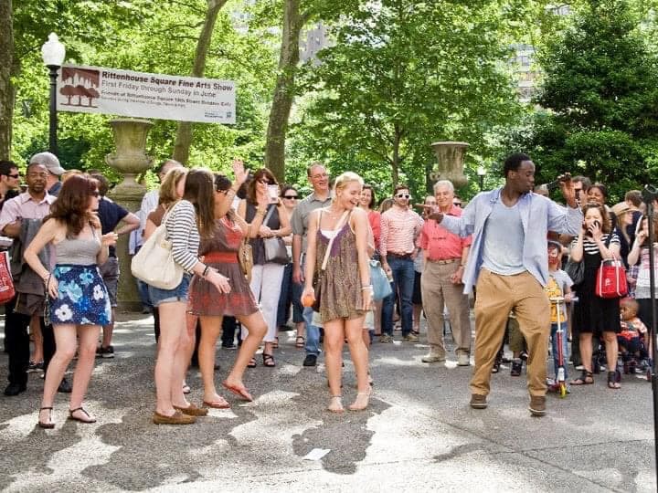 <b><a href="http://rittenhouserow.org/">Rittenhouse Row Spring Festival (21 de mayo)</a></b>: Un festival callejero transforma el vecindario de Rittenhouse Square gracias a la música en vivo, las compras al aire libre, los eventos de moda y la comida de algunos de los restaurantes más famosos de la ciudad.