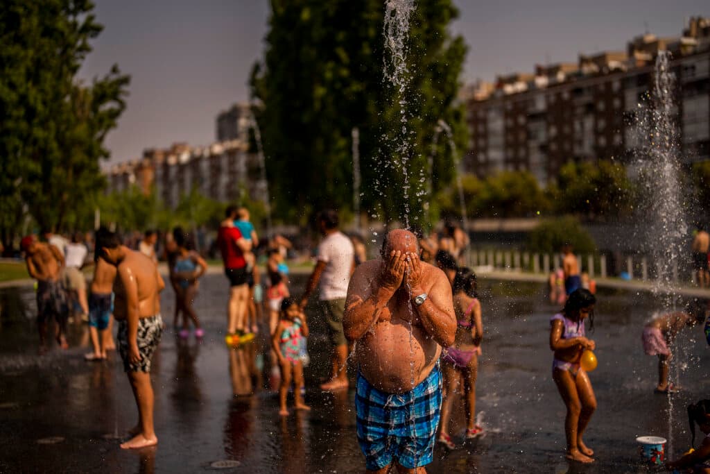 En Madrid, la capital española, un empleado de limpieza murió el sábado tras sufrir un golpe de calor mientras trabajaba, según las autoridades locales.