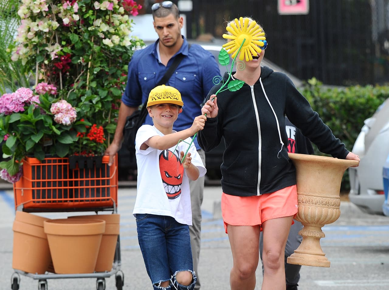 Taparon a la "Princesa del pop" con un girasol.