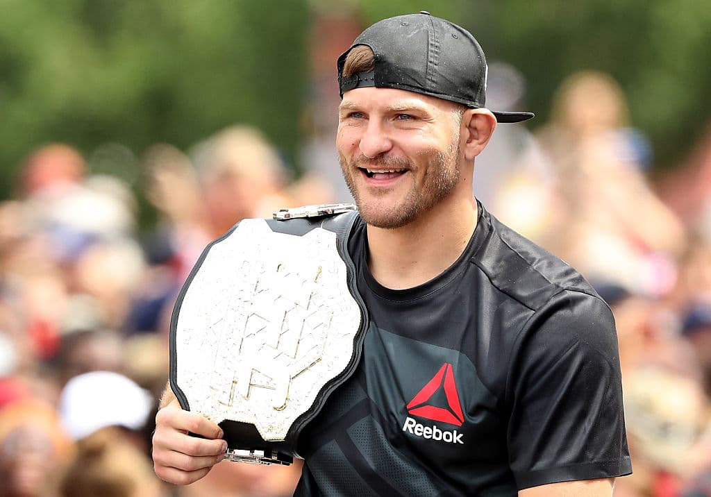 <b>Stipe Miocic – </b>Es un peleador de artes marciales mixtas, bombero y técnico de emergencia médico estadounidense con ascendencia croata. Actualmente es el campeón de la categoría de peso pesado del Ultimate Fighting Championship.