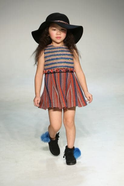 Busca unos cómodos botines cortos (si vienen con coloridos pompones, mejor) y un sombrero de ala ancha, como los que desfilaron la pasarela de Little Miss Galia en Petite PARADE 2015.