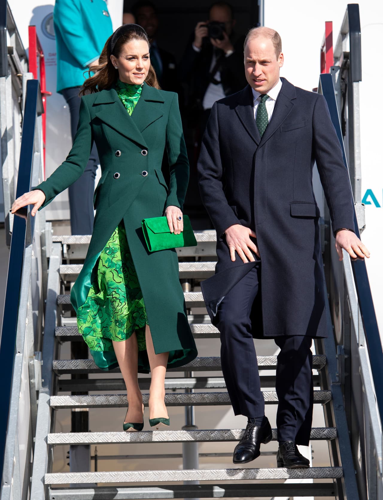 Sobre el vestido que, 
<a href="https://www.dailymail.co.uk/femail/article-8069839/Kate-Middleton-steps-1-567-Alessandra-Rich-dress-dons-green-outfit-Ireland.html" target="_blank">según el Daily Mail</a>, tiene un costo de 1,567 libras (esto es 2,000 dólares), llevó un abrigo también verde de estilo militar, largo midi, solapas cruzadas y bolsillos exteriores.