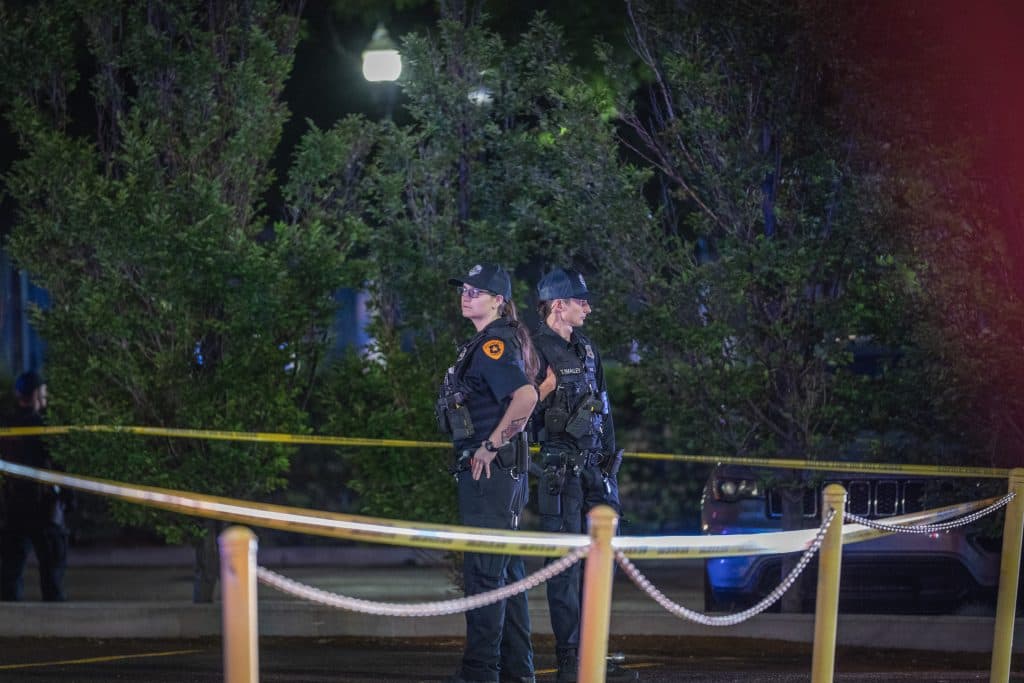 Las autoridades informaron que una persona le estaban dando RCP, pero cuando los servicios médicos arribaron al lugar intentaron hacer todo por salvarlo, pero fue declarado muerto en la escena.