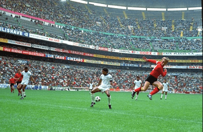 <b>México 1-0 Bélgica</b>
<br>En 1970, los mexicanos fueron anfitriones por primera vez en su historia de una Copa del mundo y esta alegría fue ccomplementada con la clasificación a los cuartos de final (en esa época no había octavos), algo nunca antes visto. Gustavo Peña marcó el único tanto frente a los belgas.