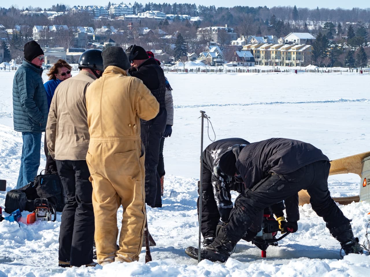 El hombre que compró el crucifijo ordenó que se depositara en el lago Michigan para rendir honor a Charles Raymond, un compañero del club de buceo que murió ahogado.