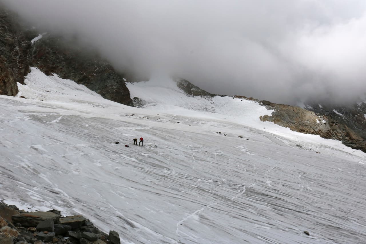 La imagen sin fecha fue proporcionada por la policía del cantón de Valais y muestra el lugar exacto en el glaciar de Hohlaub, en Suiza, donde fue encontrado el cuerpo el pasado 25 de julio.