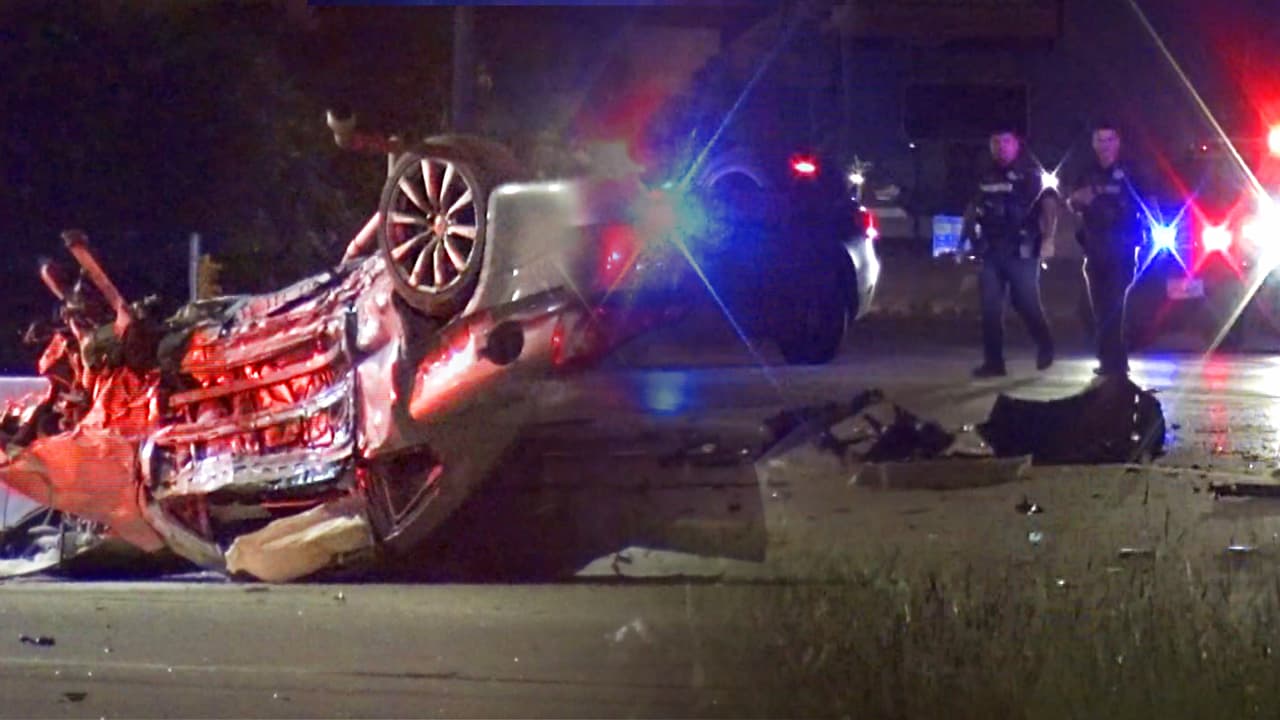 Tragedia vial: Conductor sale expulsado de su carro tras chocar y volcarse en el I-45 Sur