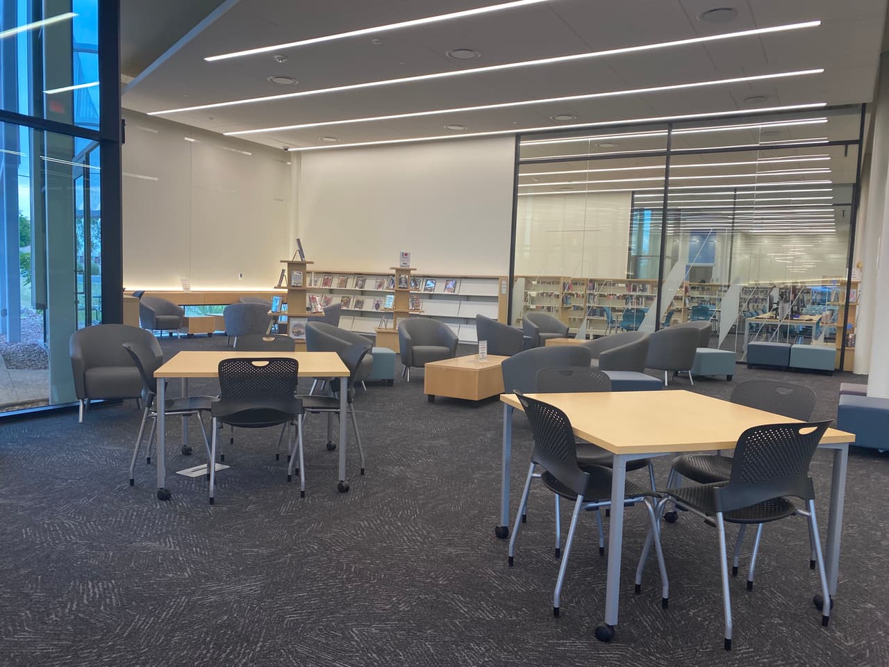 Algunas de sus características incluyen una sala de cuentos, salas de estudio privadas, computadoras y más.