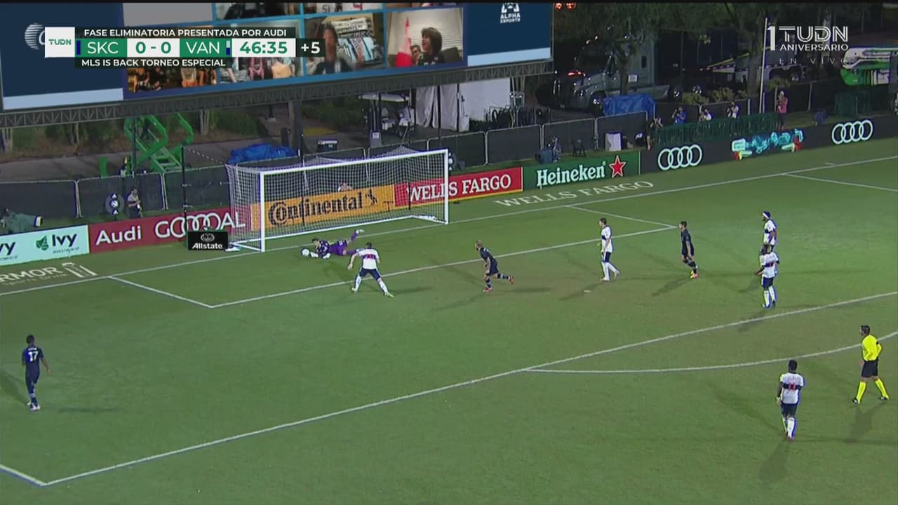 ¡Por poco golazo de pechito! Russell hace volar a la esquina a la figura, Thomas Hasal