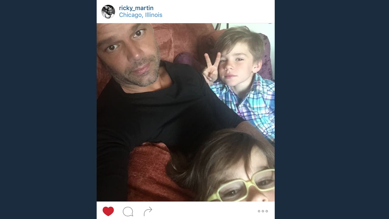Rick Martin posa con sus hijos gemelos, que son su todo.