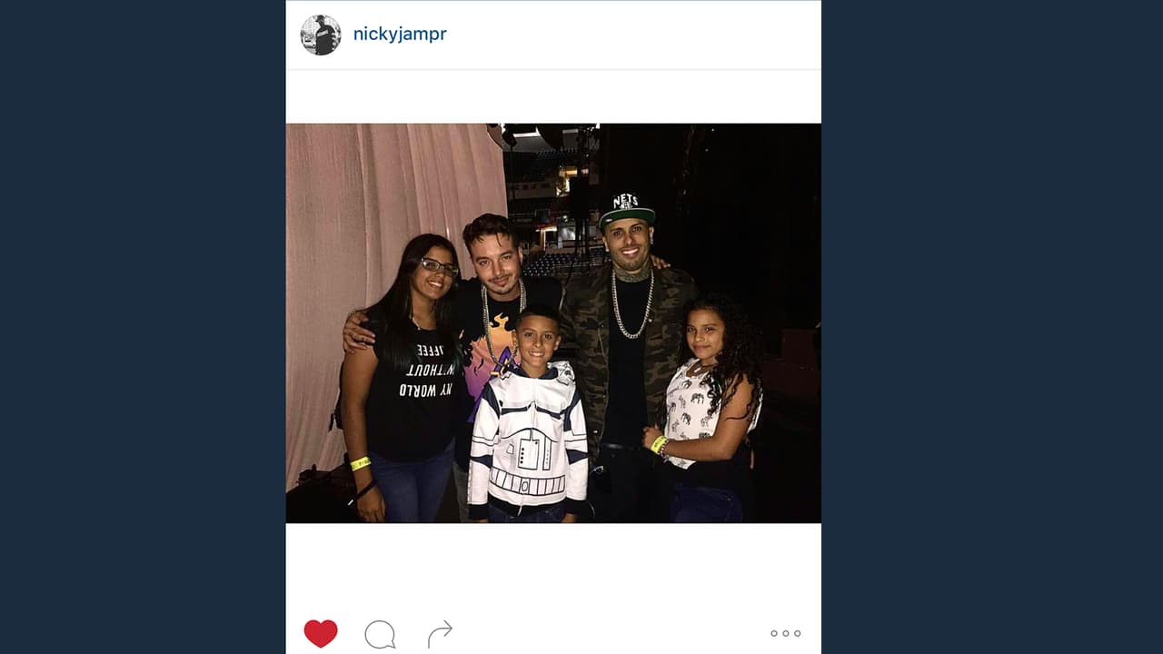 Nicky Jam y sus tres hijos posan junto a su gan amigo J Balvin.