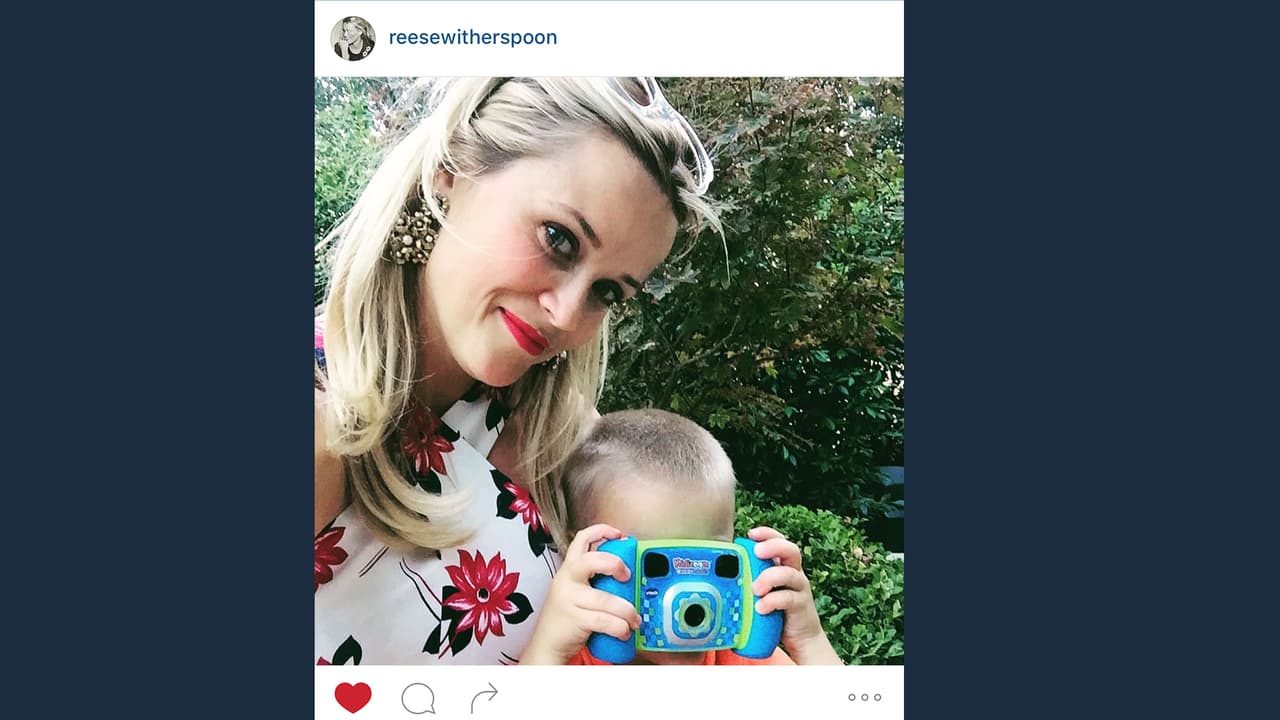 "Say Cheeeeeeeese" Reese con el más pequeño de de sus hijitos.