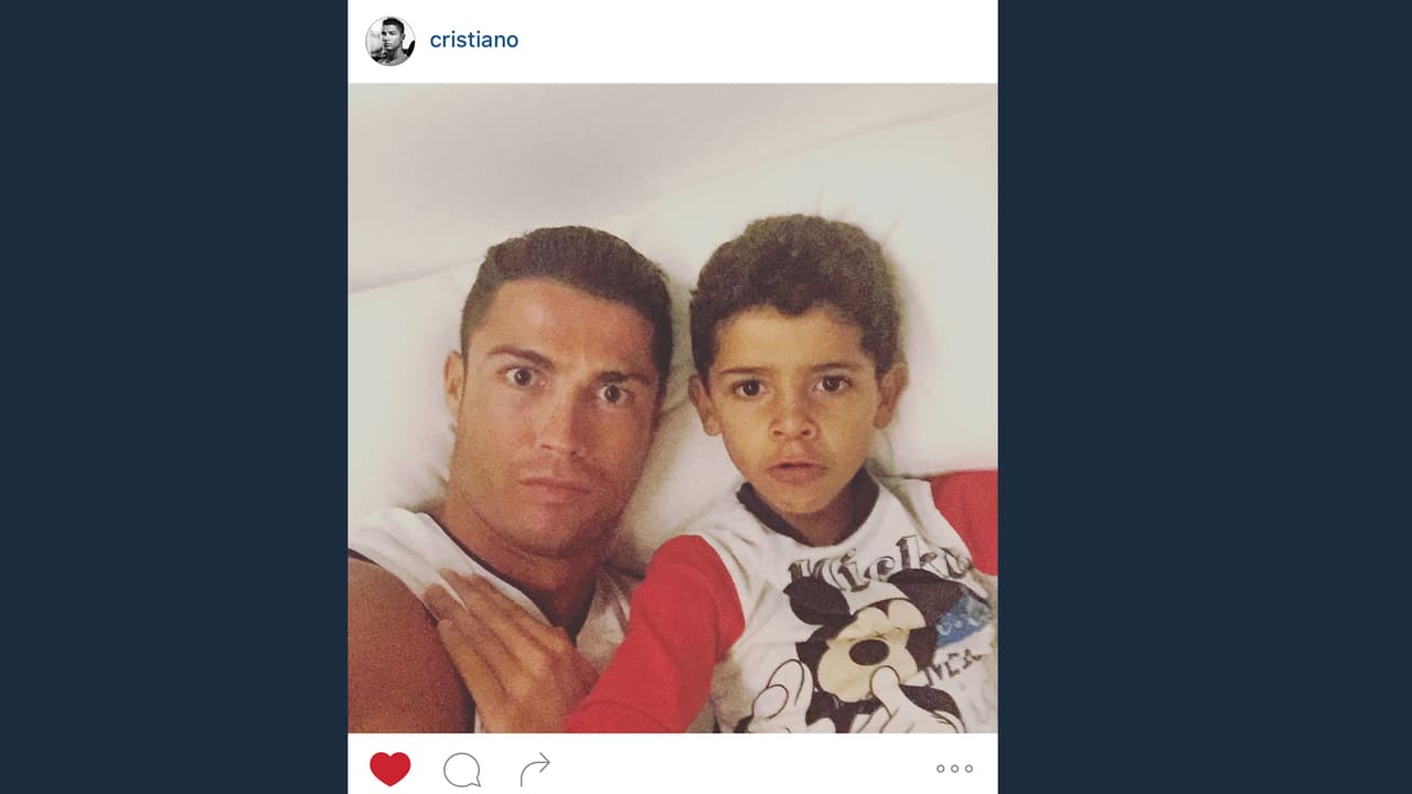 "Bedtime with my love. Goodnight world" Igual a ti Cristiano Ronaldo.