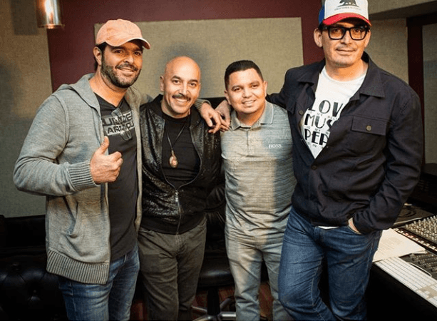 Ahora estos tres rebeldes se han juntado para trabajar juntos "pero no revueltos" (aclaró Lupillo), y además de la gira están preparando un tema alegre y norteño que los identifique de la mano del maestro Luciano Luna, uno de los mejores compositores de regional mexicano del momento.