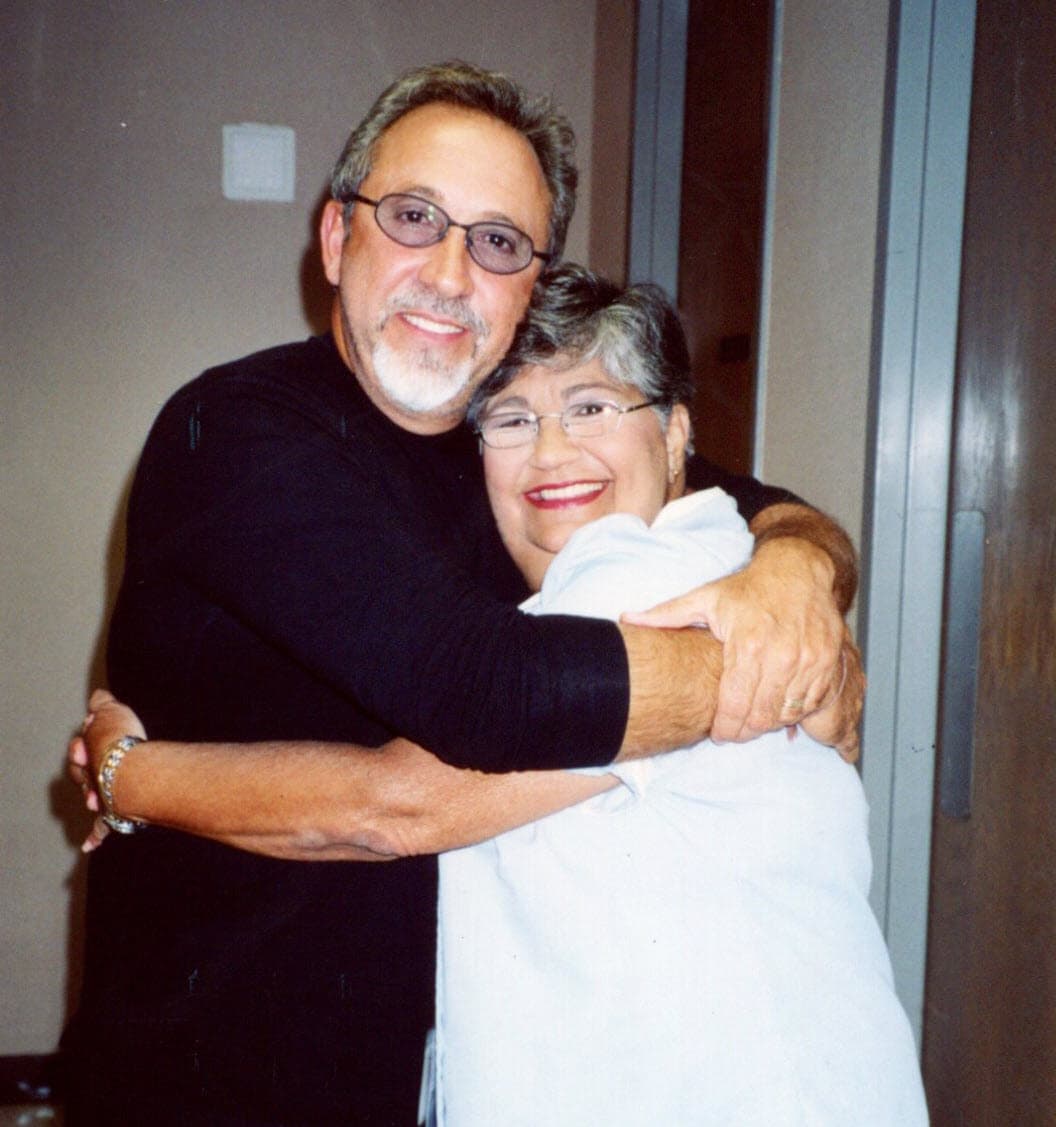 El músico y productor Emilio Estefan la abrazó cariñosamente.