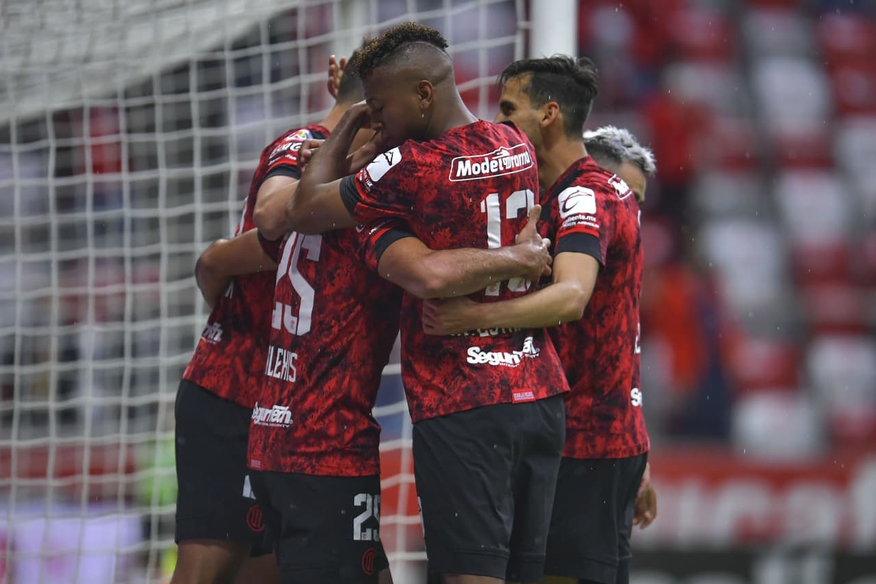 Con dos goles desde el manchón penal, Toluca vence 2-1 a Cruz Azul en el infierno y rompen la racha de la máquina de 19 partidos sin ver la derrota.