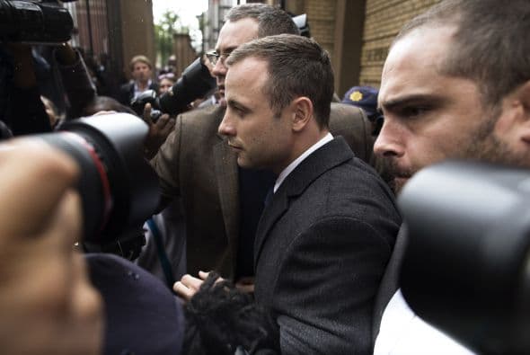 En el primero, Pistorius disparó debajo de la mesa de un restaurante. Una astilla de la bala rozó el dedo de uno de sus acompañantes.