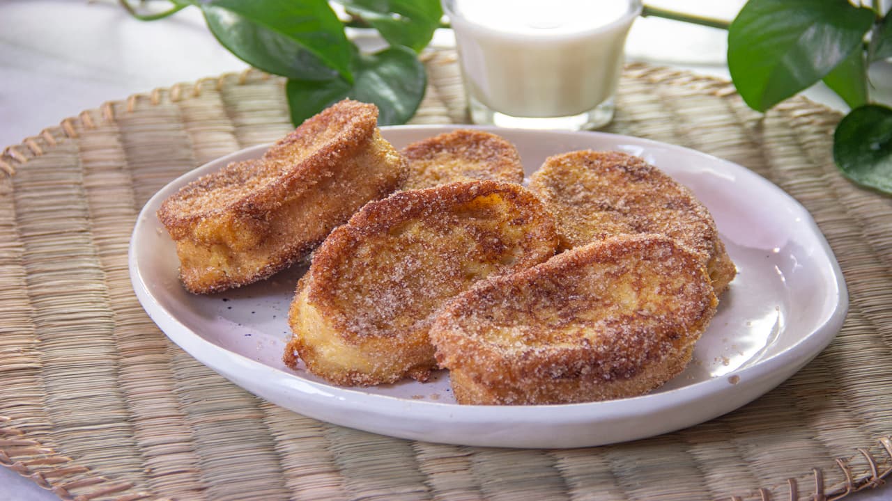 Torrijas con azúcar y canela