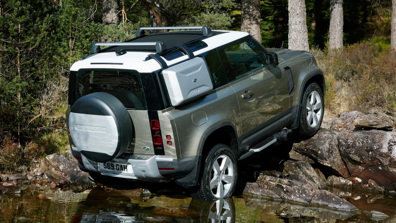La pequeña camioneta todoterreno aparece en dos variantes: Defender 90 (2 puertas) y Defender 110 (4 puertas).
