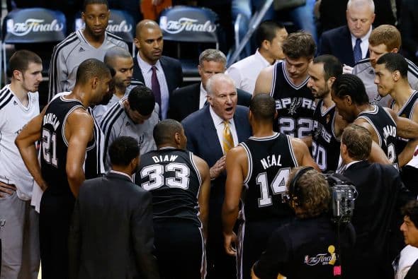 Habrá séptimo juego entre los Spurs y los Heat (30 fotos) ¡Locura total! Un juego electrizante, inolvidable, donde ambos equipos dieron una demostración inolvidable en el American Airlines Arena, manteniendo en vilo a los fanáticos en San Antonio y en Miami, primero durante los 48 minutos regulares y después en los 5 minutos de OT. .Tim Duncan, con una clásica demostración durante todo el partido, anotó más tantos en la primera mitad que la combinación de los 3 de Miami, Wade-James-Bosh 25/21, facilitando que los Spurs dominaran al Heat hasta comenzar el cuarto período, cuando Miami llevo a cabo un cambio de jugadores. Cuando solo faltaban 5 segundos para coronarse campeones los San Antonio Spurs, el incomparable Ray Allen empató el partido con un tiro de 3 puntos, forzando el OT. Con 1:43 en el reloj, LeBron James (triple/doble, 32 puntos, 11 asistencias y 10 rebotes) encaramó al Heat 101-100, y al concluir el OT, de nuevo Allen realizó una formidable jugada defensiva, dando dos puntos más al Heat, que terminó, a pesar de los umpires y para desconcierto de los comentaristas que daban el cetro a San Antonio, 103-101 sobre los Spurs. .