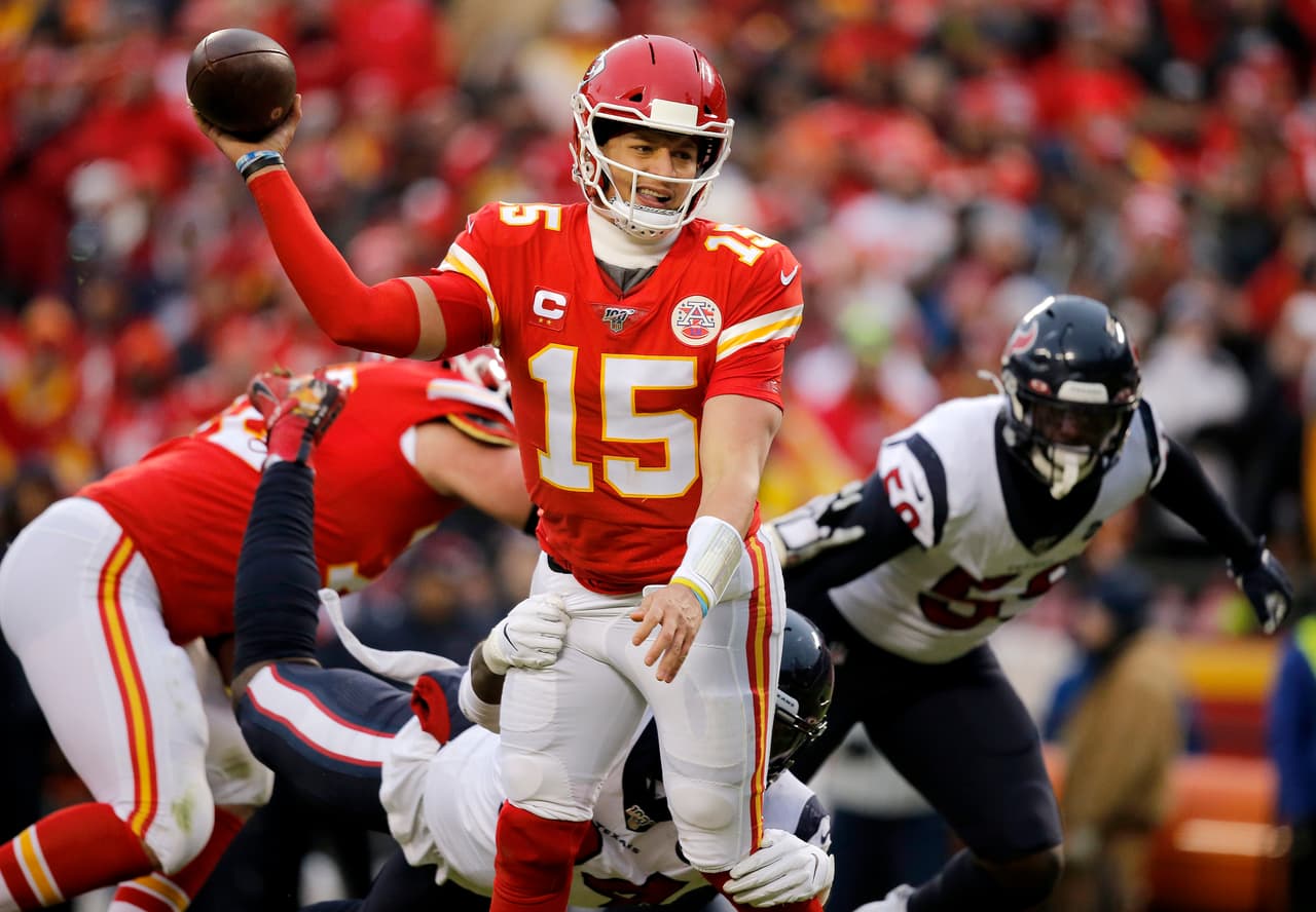 Patrick Mahomes QB con mejores números en los Playoffs con un 65.7% de pases completos con 46/70. Además de 615 yardas al momento, marca que va a superar, sin duda. Por otro lado, tiene un promedio de 307.5 yardas por juego. Mahomes no entrega el balón. Es líder con 8 touchdowns y no ha sido interceptado.