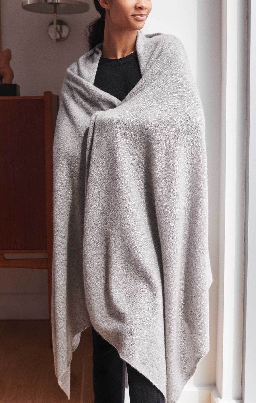 <b><a href="https://www.whiteandwarren.com/collections/sale-cashmere/products/cashmere-ribbed-trim-crewneck-misty-grey-heather " target="_blank">Manta de viaje</a> de White+Warren. </b>
<br>
<b>Precio:</b> rebajado de $315 a $249.
<br>El producto más vendido por más de 20 años de esta marca famosa por la calidad de su cashmere. Está disponible en 28 colores y algunos de ellos en oferta.
<br>
