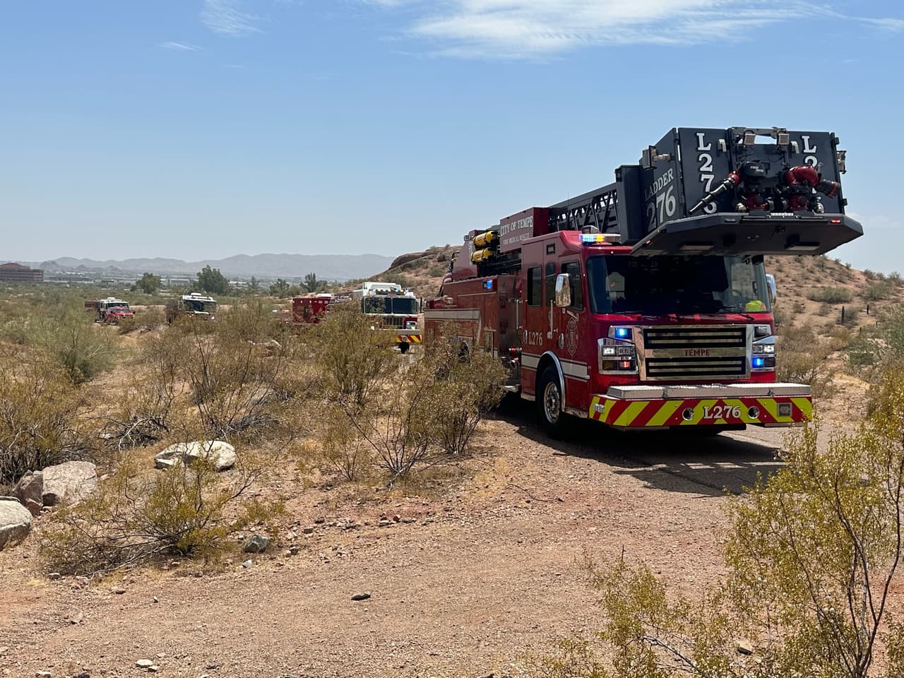 La excursionista fue evaluada y tratado por paramédicos en la escen, para después ser
<b> transportada en embulancia al hospital </b>para una evaluación adicional.