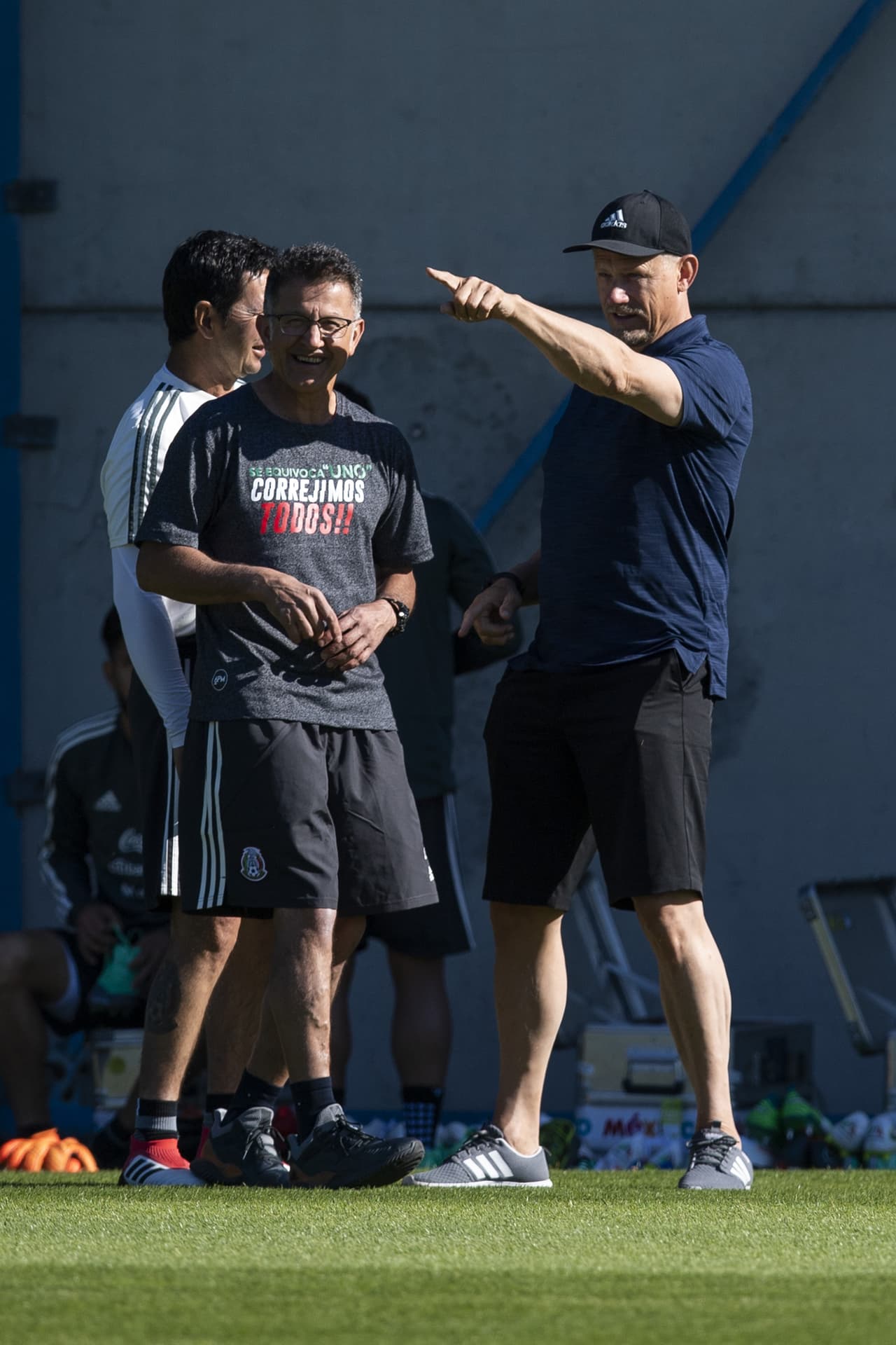 El técnico colombiano volvió a vestir su playera motivacional en la que resalta la importancia del valor colectivo sobre el talento individual.