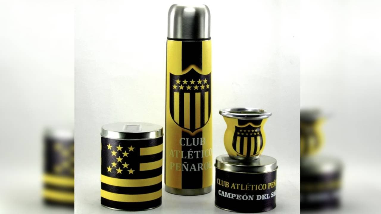 Este era el kit de Diego Forlán cuando la rompía en el Atlético de Madrid y el Villarreal.