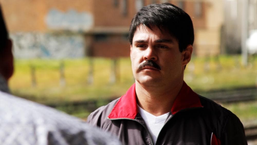 ‘El Chapo’ ofreció a Raciel y su hermano ‘Tony Tormenta’ un acuerdo para poder traficar cocaína a través de su territorio que en realidad tenía como objetivo infiltrar a uno de sus sicarios, ‘La Muñeca’, para conocer la ubicación de sus casas de seguridad y planear su caída.
