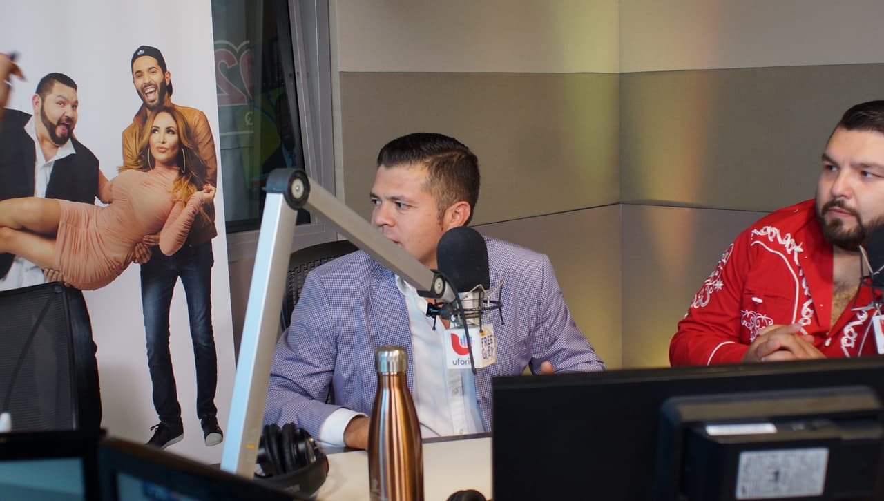 🎶 "¡Qué milagro chaparrito, ya tenía que no nos vemos!" 🎶 Así recibieron a Jorge Medina los locutores del Free-guey show.