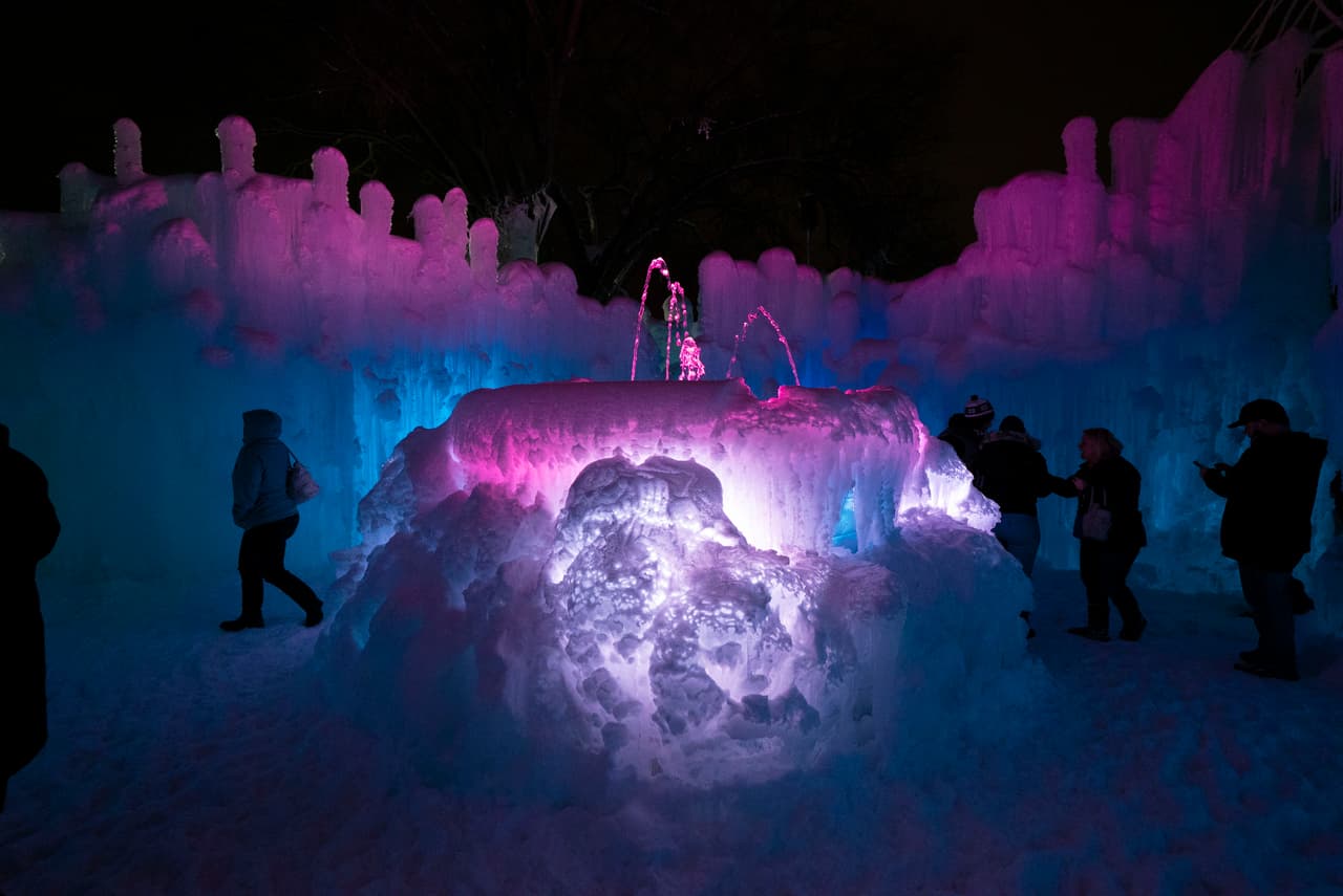 Ice Castles (Castillos de Hielo) es un fenómeno invernal. La experiencia se desarrolla a mano utilizando cientos de miles de carámbanos colocados a mano por artistas de hielo profesionales. 
<br>
<br>