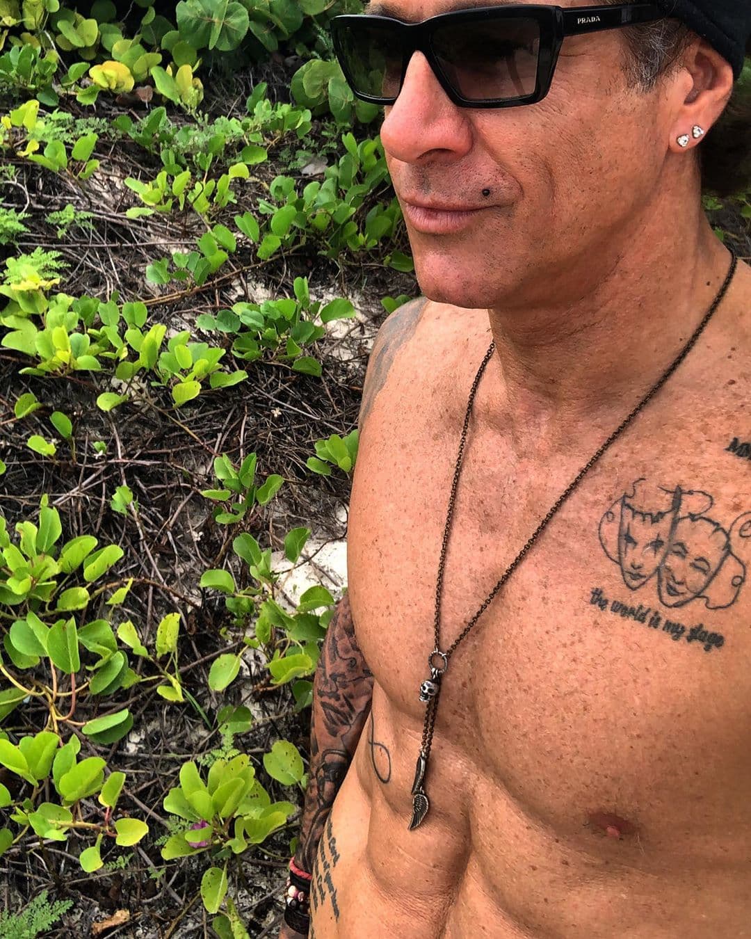 “No crean en esta falsa nota, ni si quiera conozco a estos personajes con los que me involucran”.